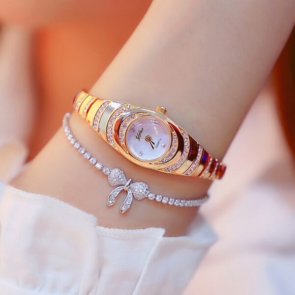 A New Women'S Watch with A Simple Design, Featuring A Round Dial with Rhinestones And A Golden Quartz Watch, Suitable for Daily Decoration, an Ideal Choice for A Birthday Gift. - Image 4