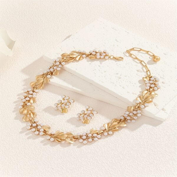 One Set of Fashionable Western Style Imitation Pearl Necklace - Image 2