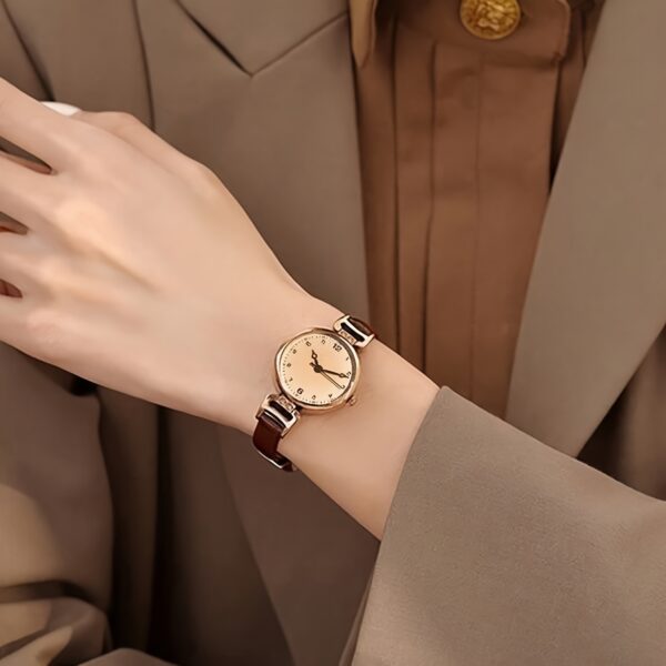 1pc Women's Faux Leather Band Round Dial Small Face Retro British Style Niche Luxury Quartz Watch, Suitable for Daily Wear - Image 4