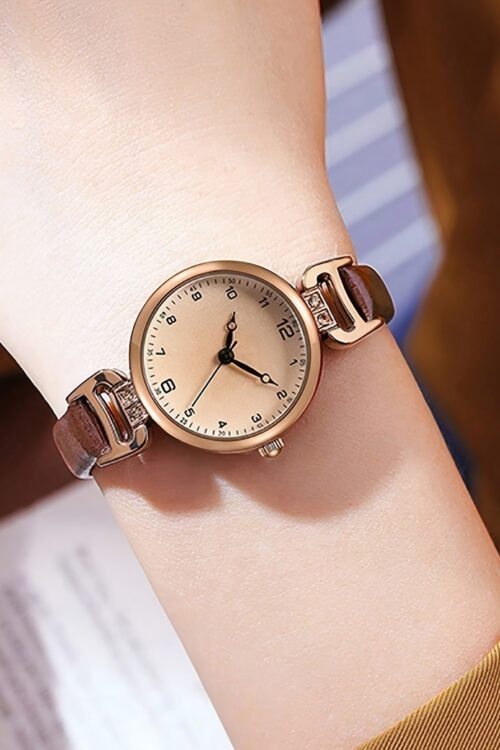 1pc Women’s Faux Leather Band Round Dial Small Face Retro British Style Niche Luxury Quartz Watch, Suitable for Daily Wear