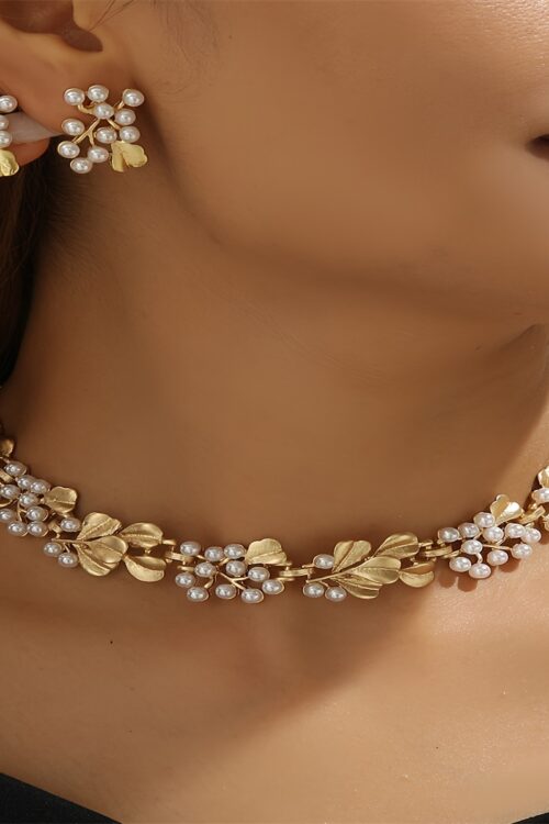 One Set of Fashionable Western Style Imitation Pearl Necklace