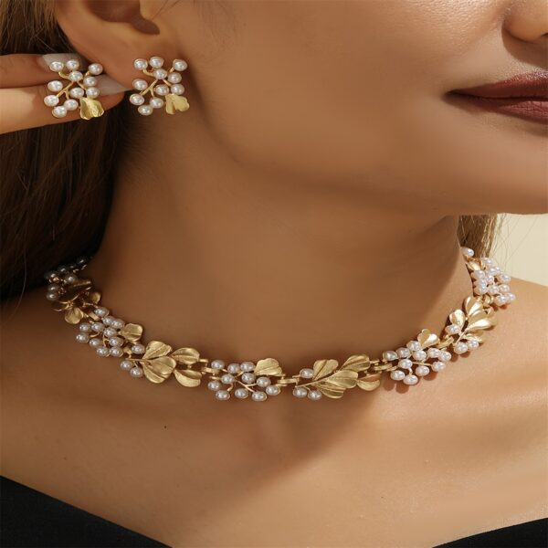 One Set of Fashionable Western Style Imitation Pearl Necklace