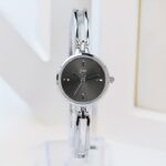 1pc Elegant Rose Golden Women's Quartz Watch with Rhinestone Accents, Vintage Style Alloy Bracelet, Round Dial, Perfect Holiday Gift for Her, Special Occasion Jewelry | Luxury Women's Watch | Zinc Alloy Bracelet - Image 2